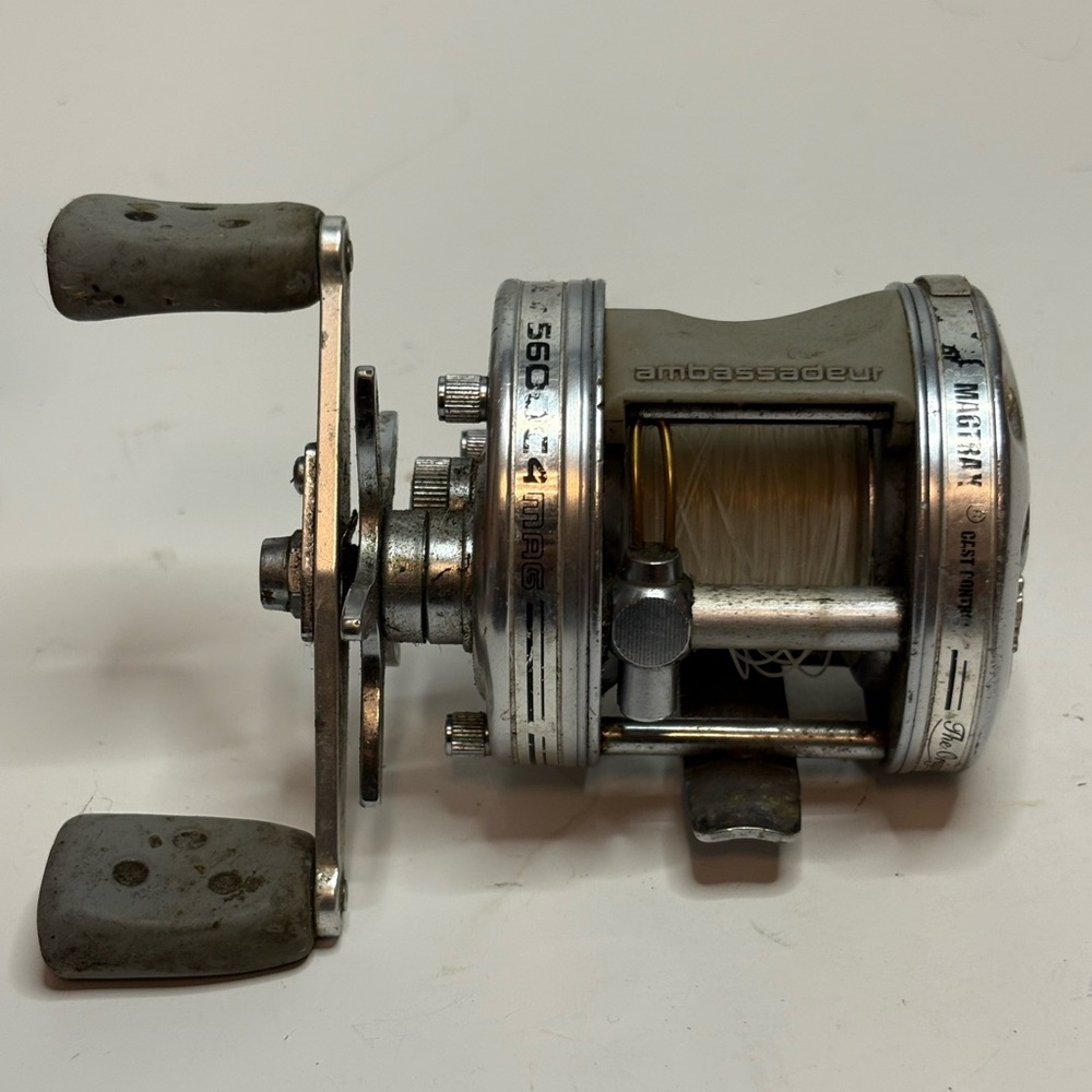 Abu Garcia Silver Fishing Reel - Picture 7 of 8